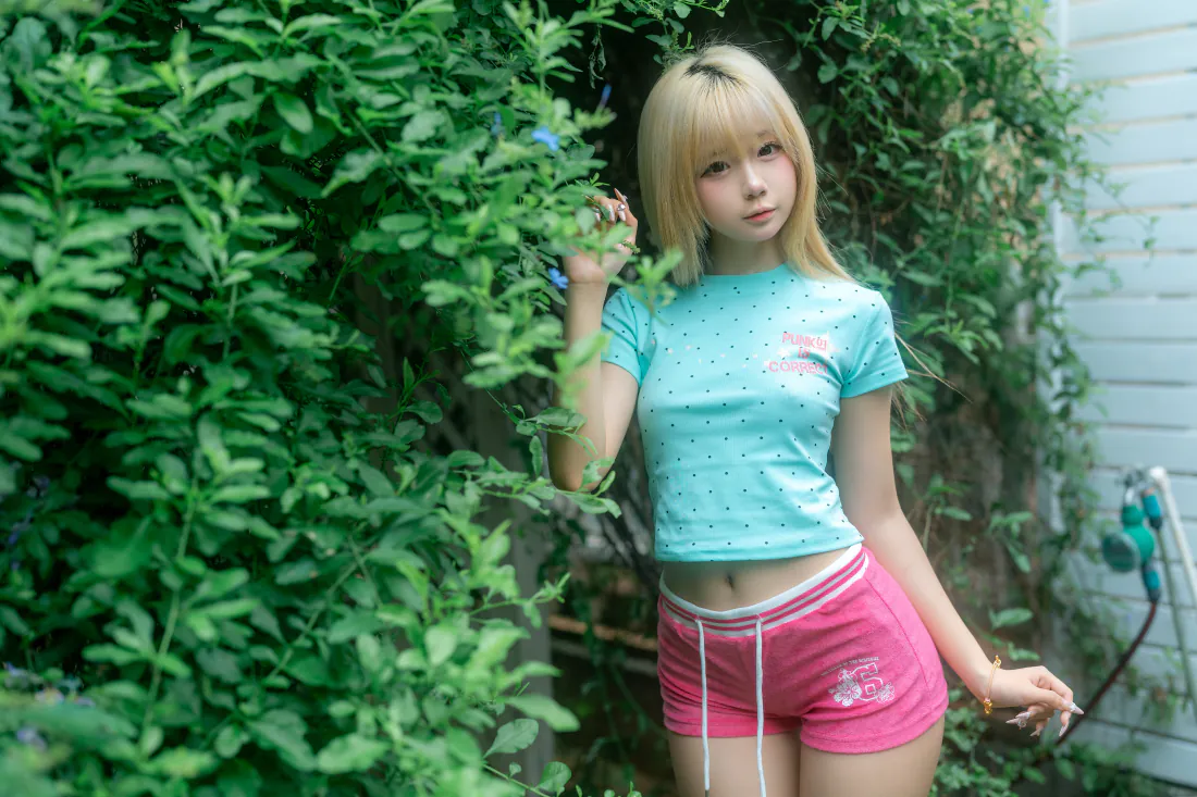 7k约拍壁纸|金发少女绿植旁清新写真背景图片 - 夏日清新氛围「哲风壁纸」 7k约拍壁纸|金发少女绿植旁清新写真背景图片 - 夏日清新氛围「哲风壁纸」