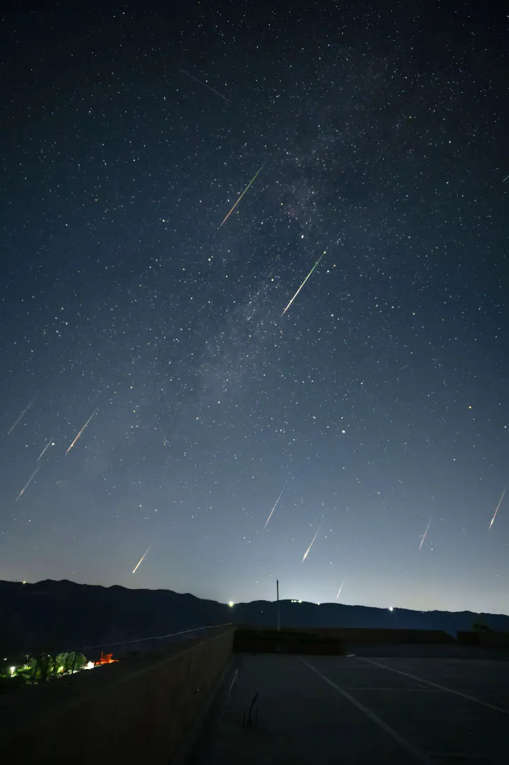 英仙座流星雨手机壁纸｜夜空流星山野背景图片 - 静谧壮阔风光「哲风壁纸」