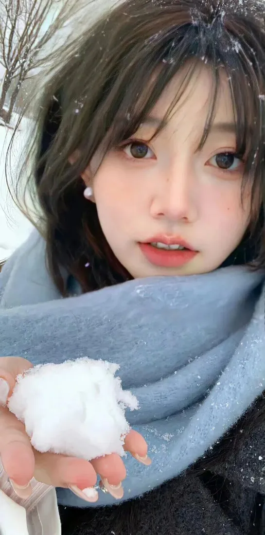 冬日雪景美女手机壁纸|手持雪球少女背景图片 - 清新治愈氛围「哲风壁纸」 冬日雪景美女手机壁纸|手持雪球少女背景图片 - 清新治愈氛围「哲风壁纸」