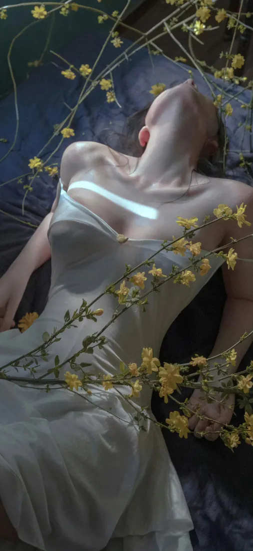 白衣美女手机壁纸｜花丛间仰头少女背景图片 - 梦幻朦胧「哲风壁纸」