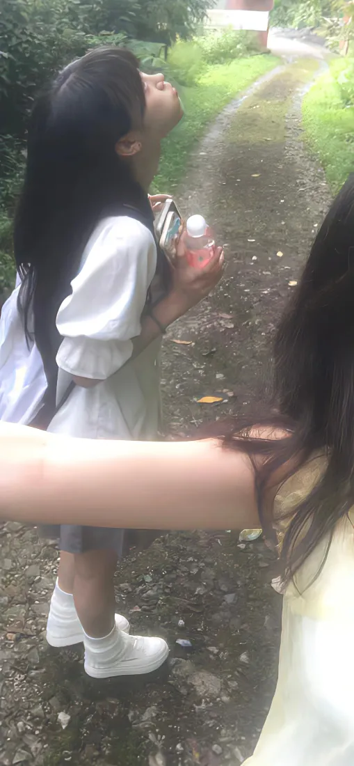 户外少女手机壁纸|林间步道游玩背景图片 - 清新日常「哲风壁纸」 户外少女手机壁纸|林间步道游玩背景图片 - 清新日常「哲风壁纸」