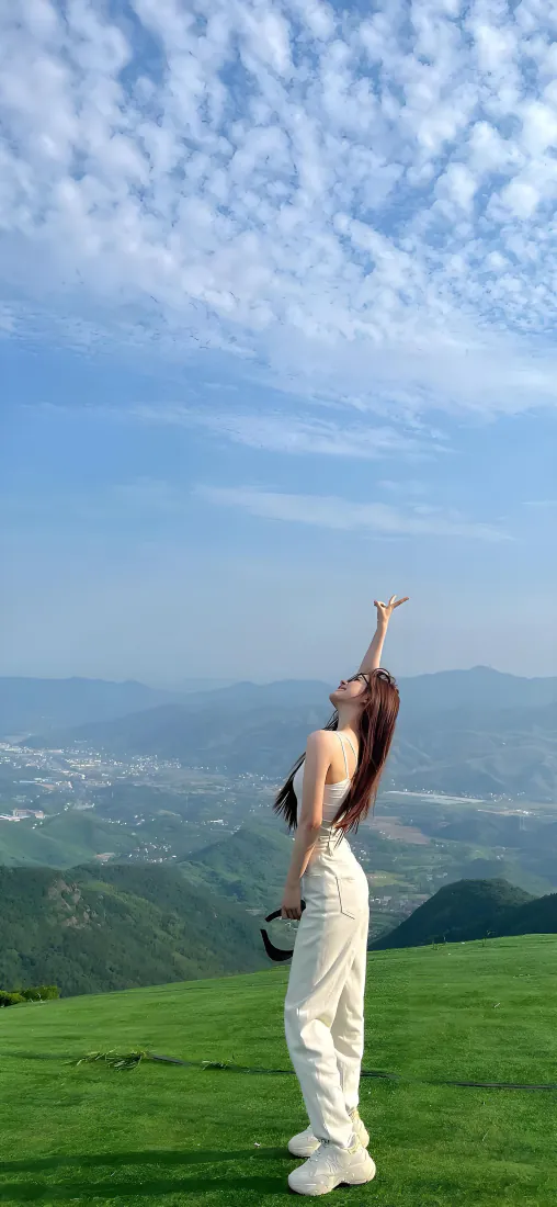 美女手机壁纸｜山顶草地蓝天背景图片 - 清新治愈风光「哲风壁纸」