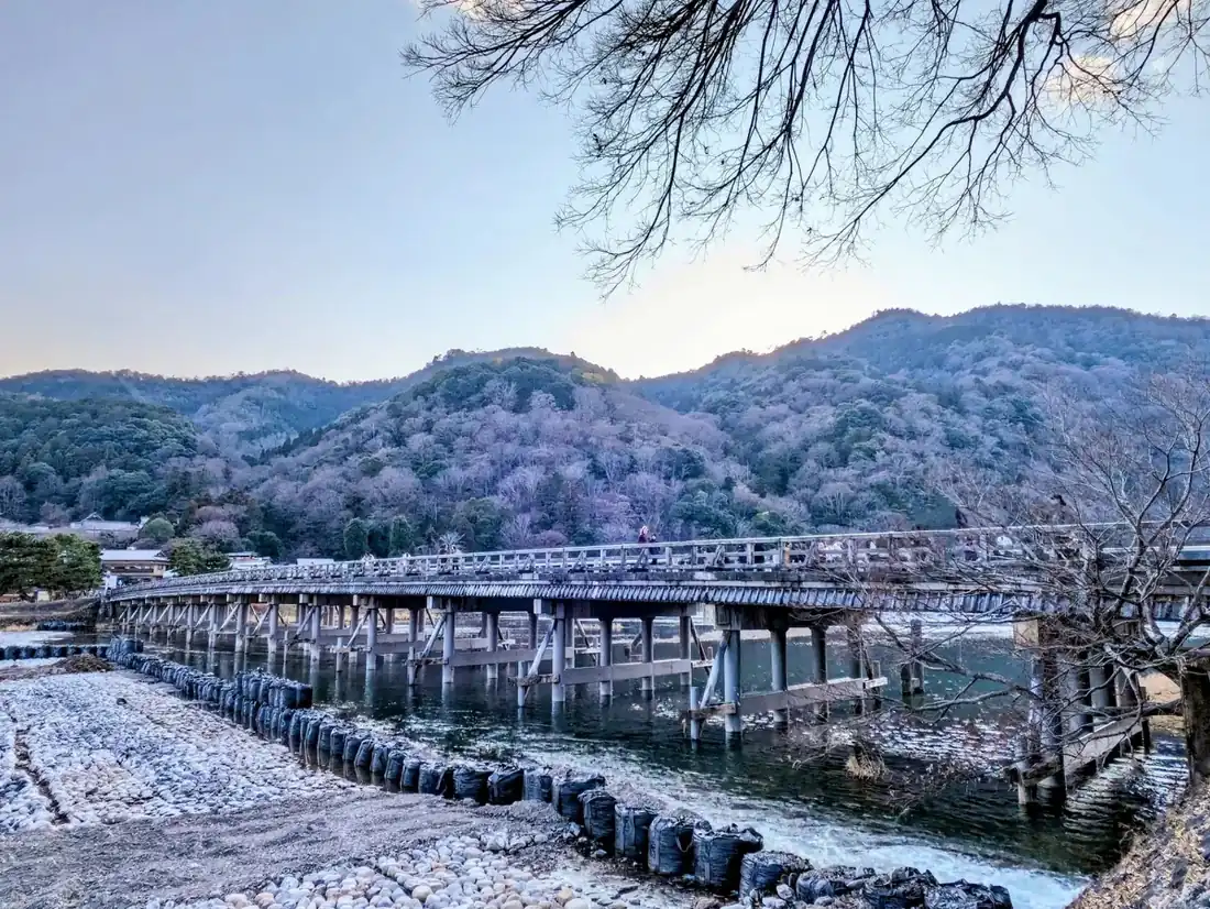 2k名侦探柯南壁纸｜京都渡月桥河畔背景图片 - 静谧冬景「哲风壁纸」