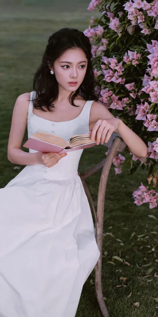 白衣美女手机壁纸｜花丛草坪少女背景图片 - 清新文艺写真「哲风壁纸」