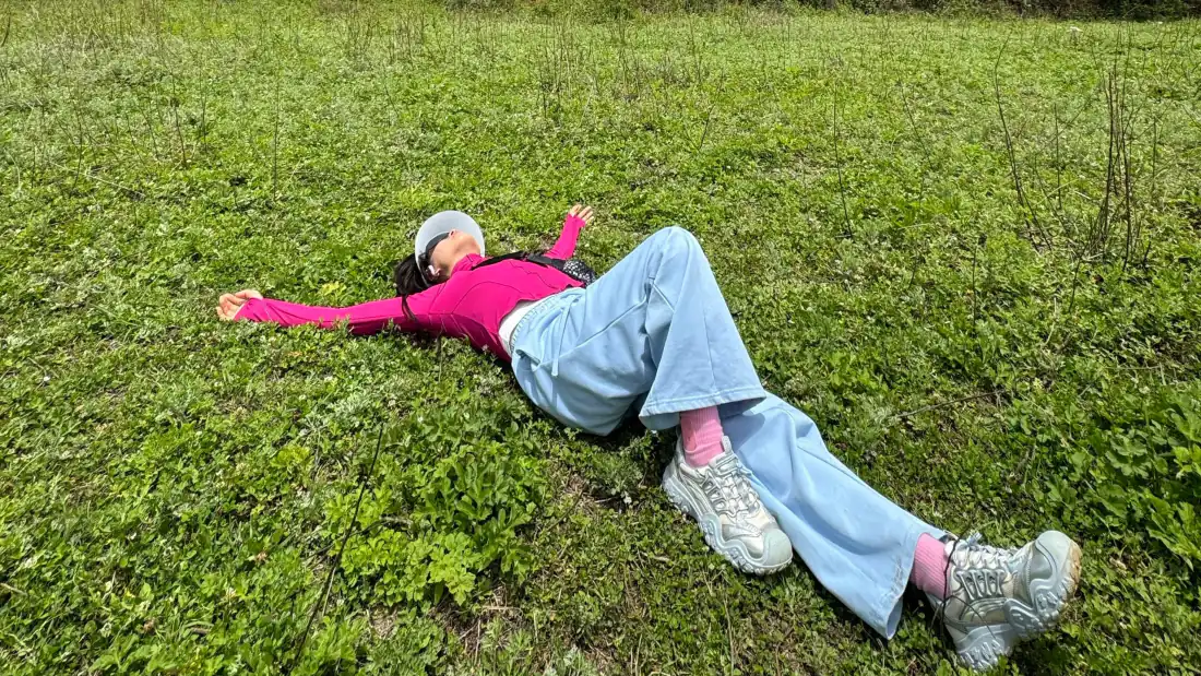 3k美女壁纸|草地躺卧粉衣少女背景图片 - 清新治愈「哲风壁纸」 3k美女壁纸|草地躺卧粉衣少女背景图片 - 清新治愈「哲风壁纸」