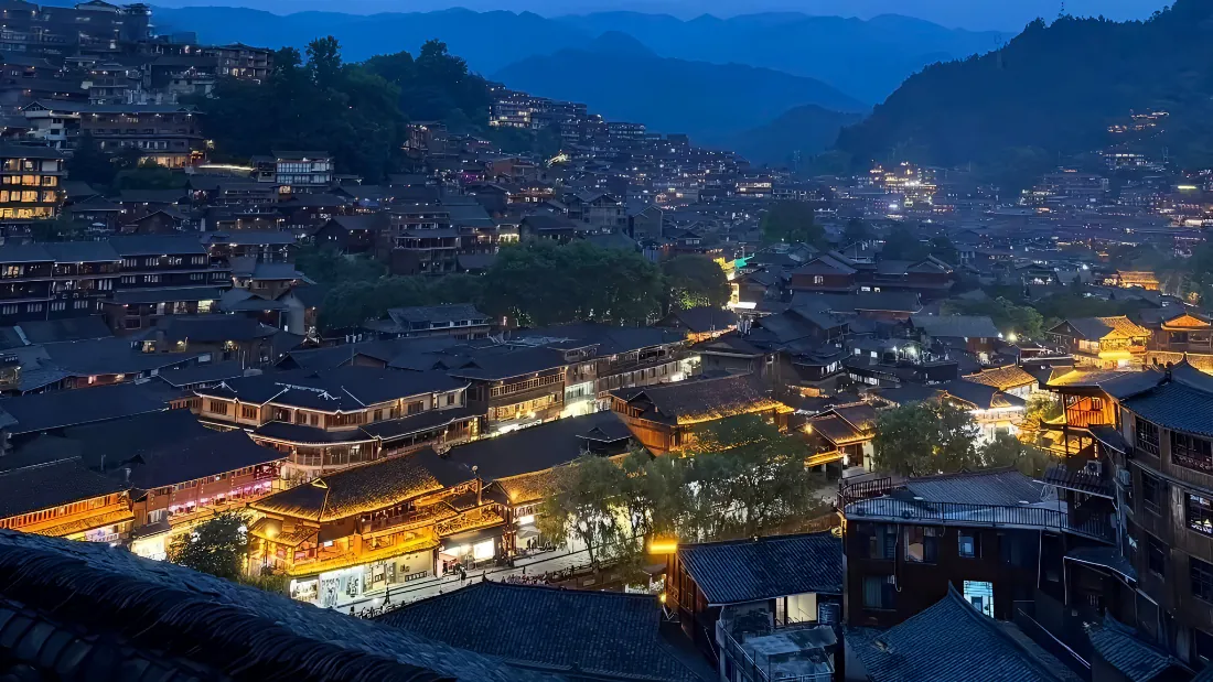 2k苗寨夜景壁纸|山间古寨灯火背景图片 - 静谧夜色「哲风壁纸」 2k苗寨夜景壁纸|山间古寨灯火背景图片 - 静谧夜色「哲风壁纸」