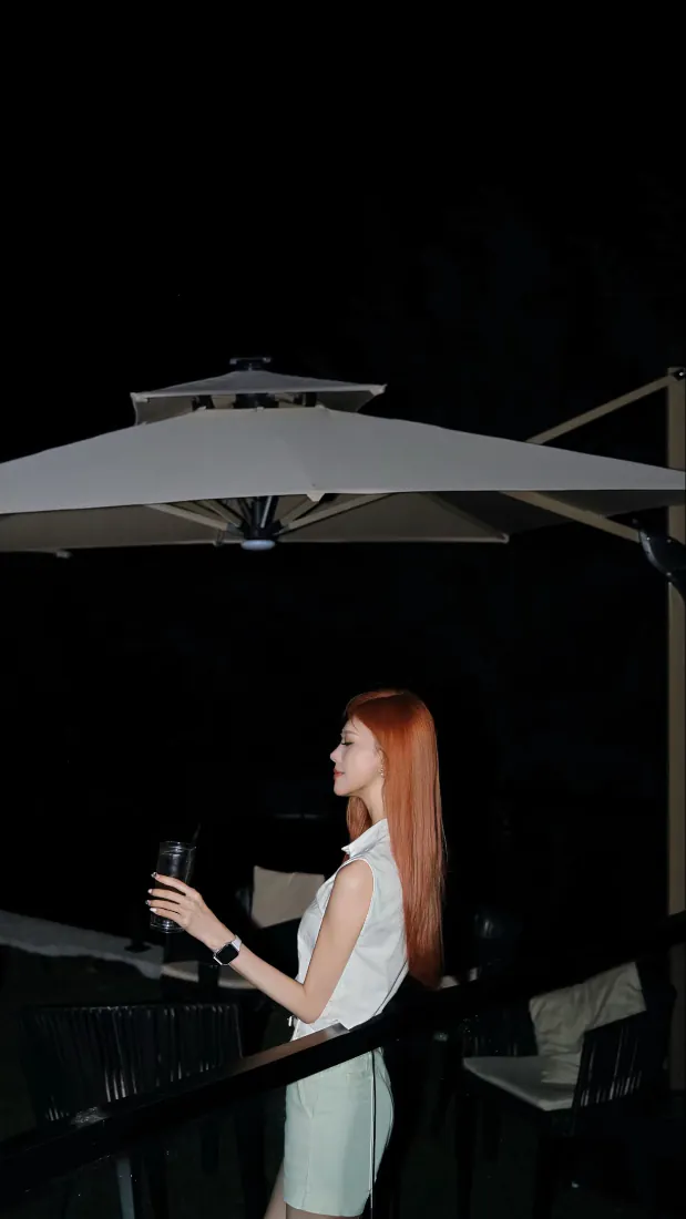 红发美女手机壁纸｜夜晚露台白衣女子背景图片 - 静谧暗调氛围「哲风壁纸」