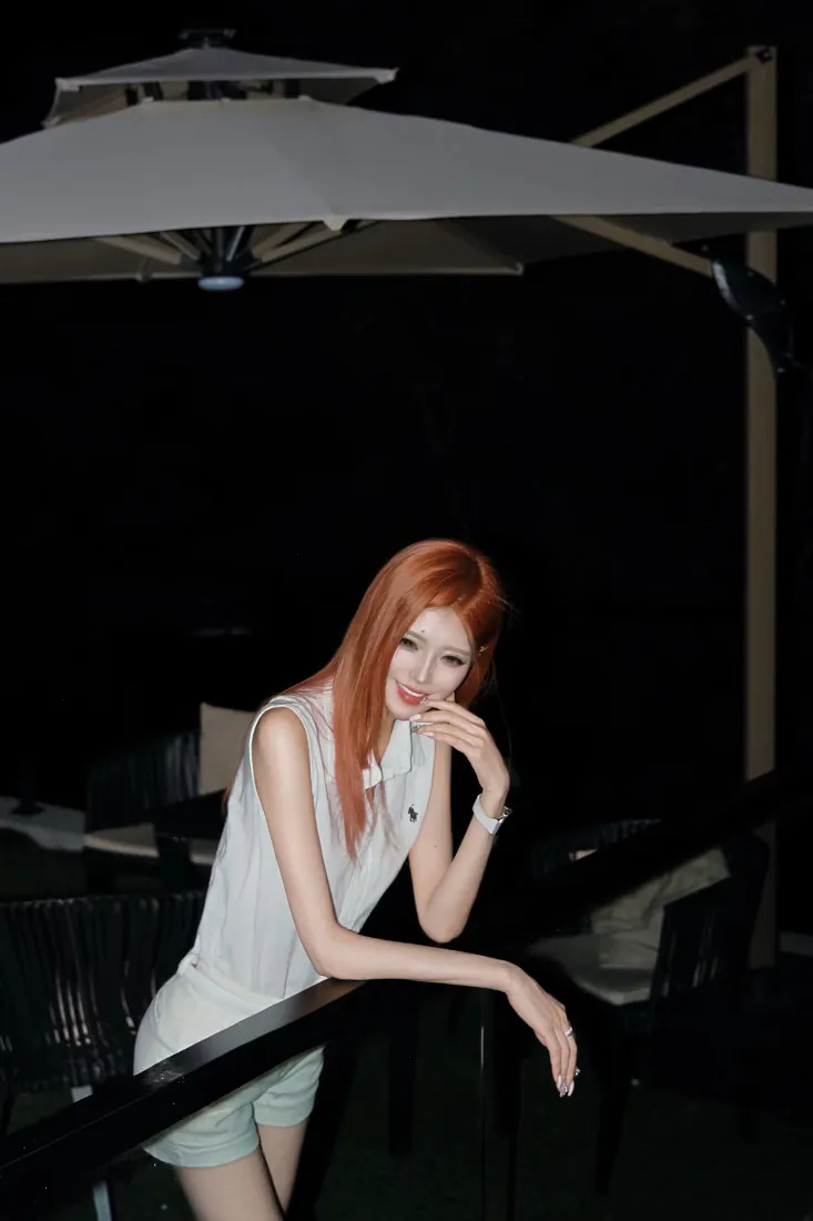 红发美女手机壁纸｜夜晚露台白衣少女背景图片 - 暗调氛围感「哲风壁纸」