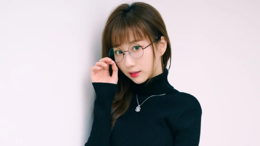 3k眼镜美女壁纸｜黑高领女生脸部写真背景图片 - 清新简约「哲风壁纸」