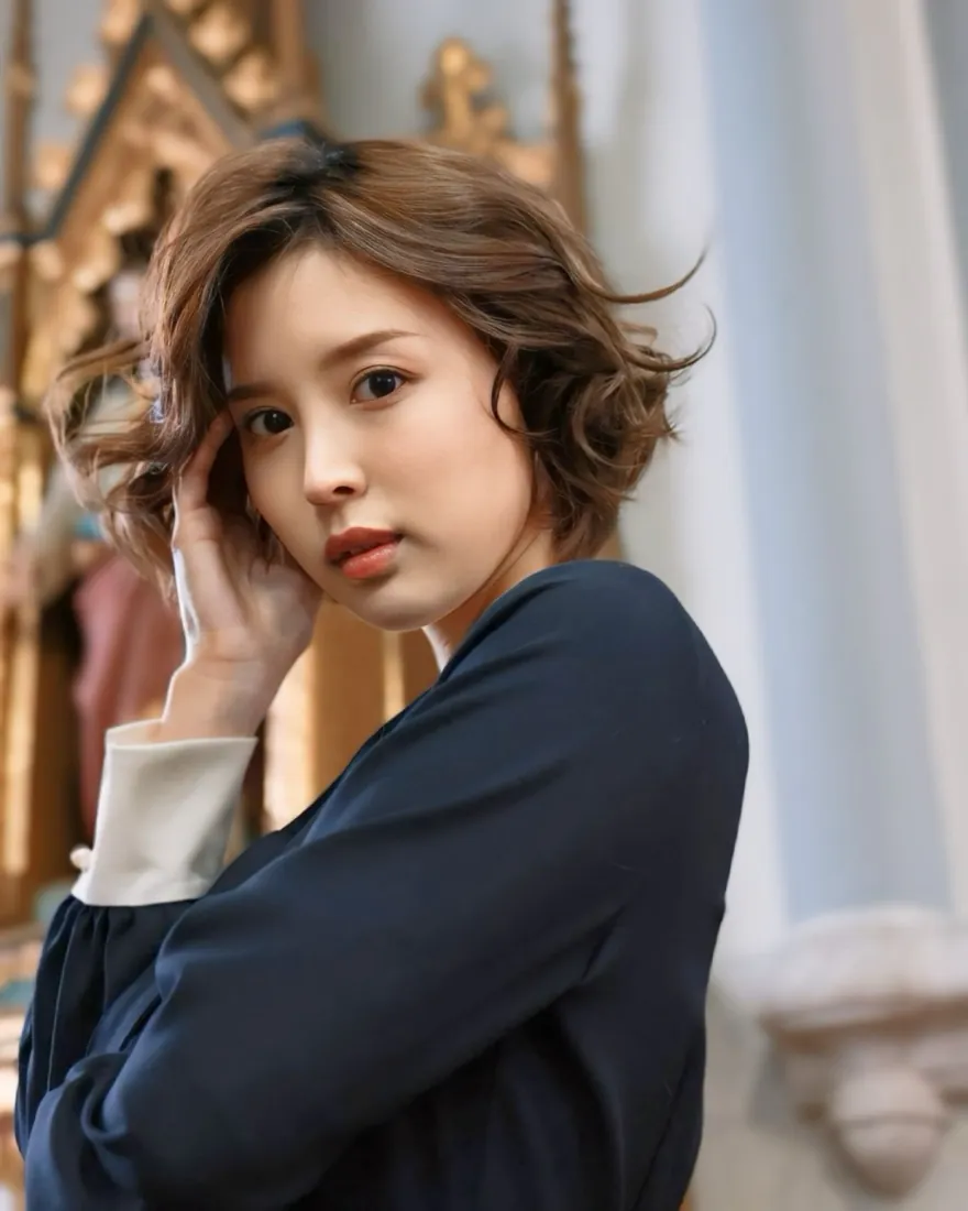 短发美女手机壁纸|藏蓝上衣卷发女性背景图片 - 优雅室内写真「哲风壁纸」 短发美女手机壁纸|藏蓝上衣卷发女性背景图片 - 优雅室内写真「哲风壁纸」