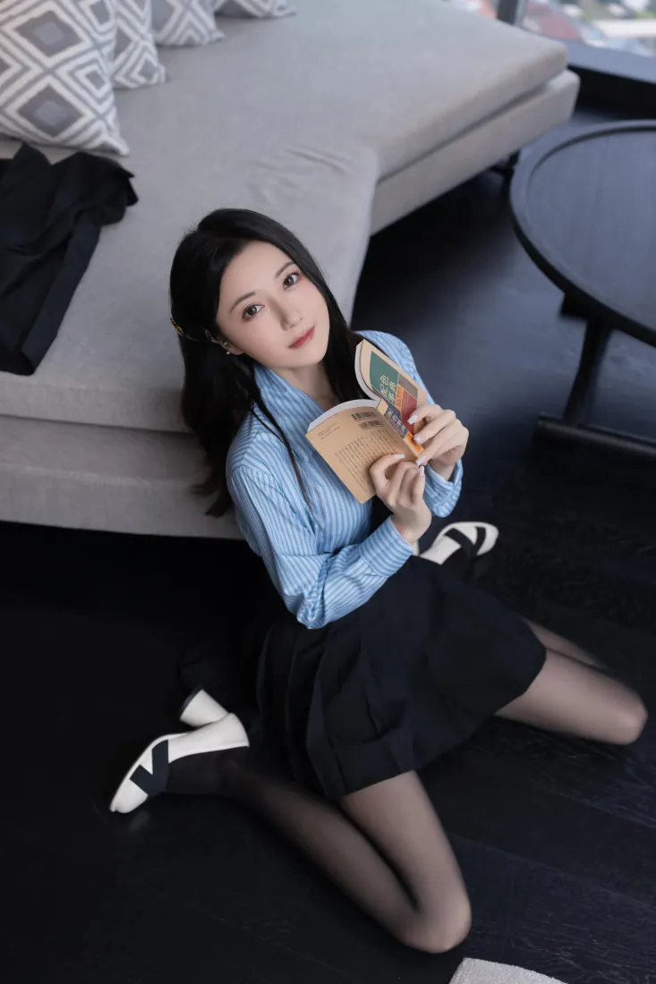 黑丝美女手机壁纸｜居家蓝衫短裙少女背景图片 - 清新居家写真「哲风壁纸」