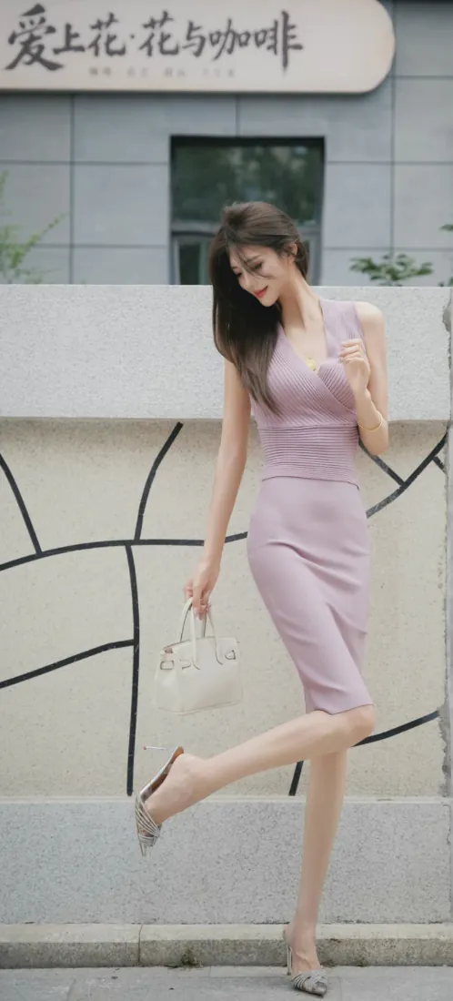 🔥美女手机壁纸｜淡紫修身裙街拍背景图片 - 清新温柔「哲风壁纸」