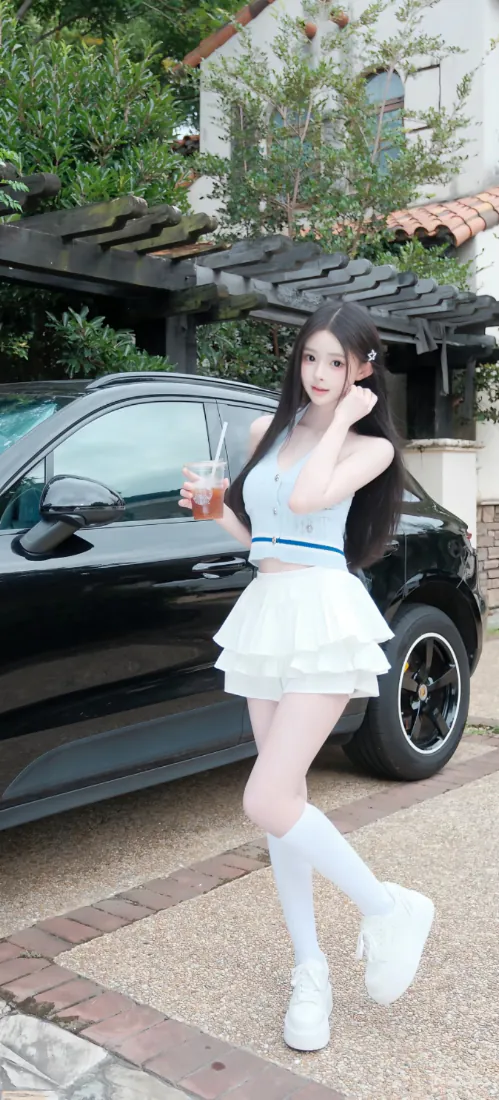 🔥美女手机壁纸｜白裙少女黑车旁背景图片 - 清新户外「哲风壁纸」