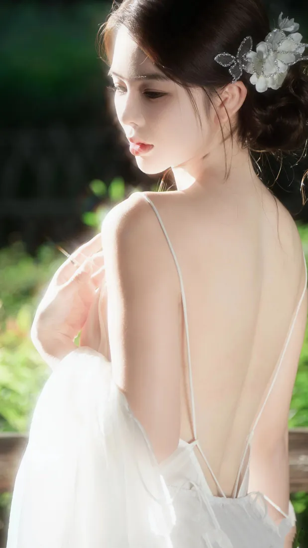 美女手机壁纸｜林间露背白裙少女背景图片 - 清新浪漫「哲风壁纸」