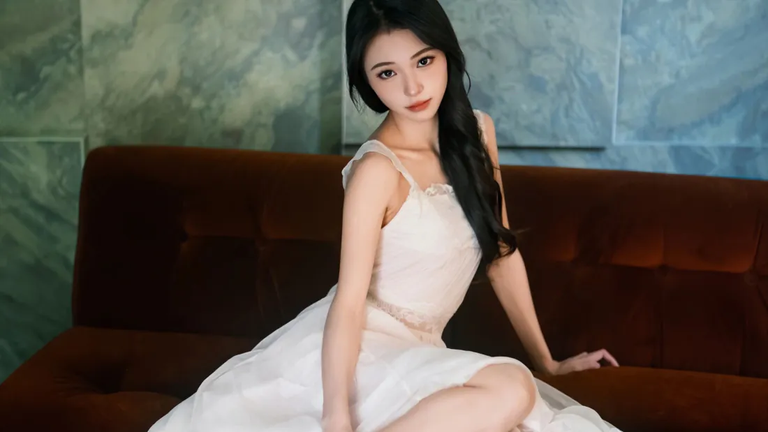 3k美女壁纸｜白裙长发女子坐沙发背景图片 - 清新居家写真「哲风壁纸」