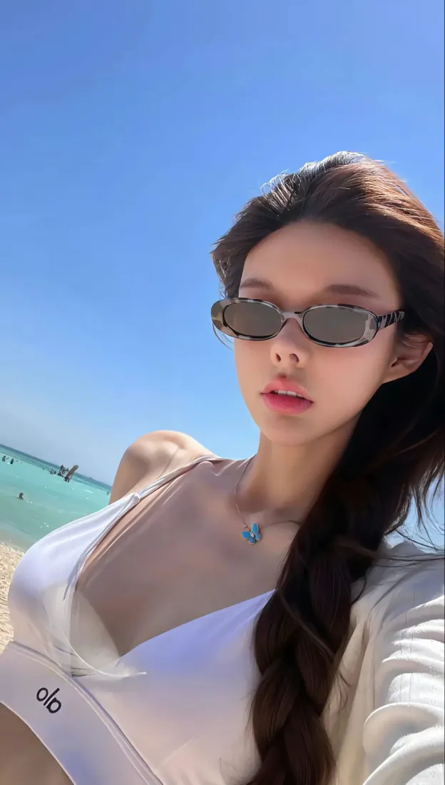 海边美女手机壁纸|墨镜长发少女沙滩自拍背景图片 - 清新夏日「哲风壁纸」 海边美女手机壁纸|墨镜长发少女沙滩自拍背景图片 - 清新夏日「哲风壁纸」