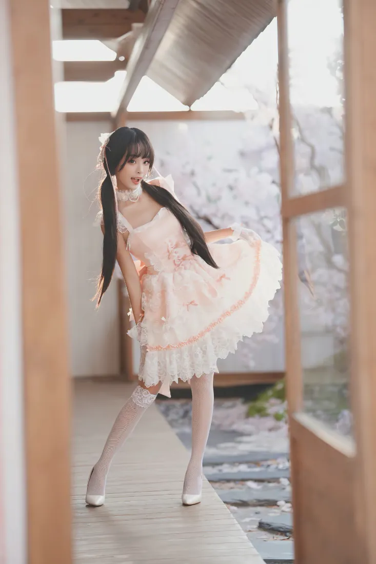 洛丽塔少女手机壁纸｜窗边粉裙双马尾少女背景图片 - 清新甜美「哲风壁纸」