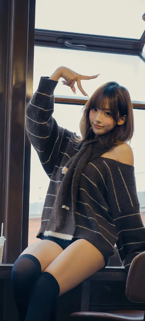 露肩毛衣少女手机壁纸｜窗边俏皮女生背景图片 - 清新日常「哲风壁纸」