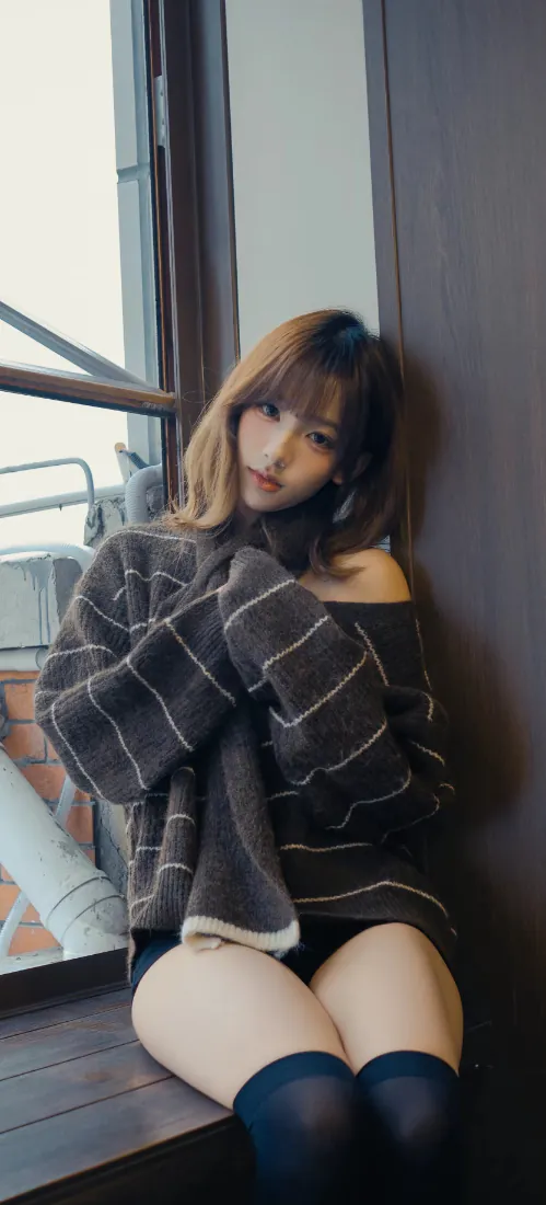 窗边美女手机壁纸|露肩格纹毛衣女生背景图片 - 慵懒居家氛围「哲风壁纸」 窗边美女手机壁纸|露肩格纹毛衣女生背景图片 - 慵懒居家氛围「哲风壁纸」
