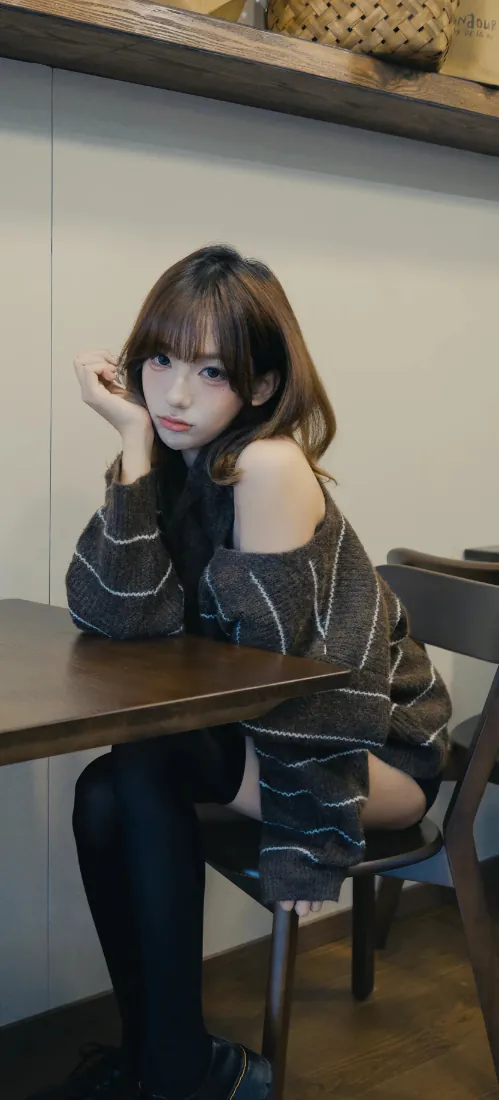 露肩少女手机壁纸|咖啡馆休闲坐姿背景图片 - 慵懒日常「哲风壁纸」 露肩少女手机壁纸|咖啡馆休闲坐姿背景图片 - 慵懒日常「哲风壁纸」