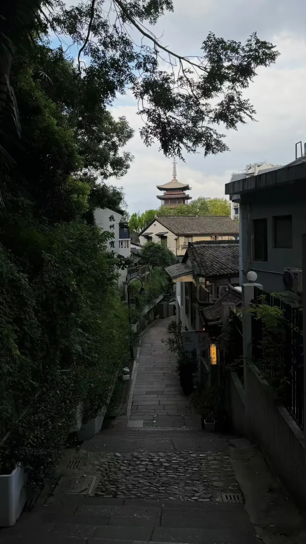 日式小巷手机壁纸|石板步道民居远眺古塔背景图片 - 静谧街景「哲风壁纸」 日式小巷手机壁纸|石板步道民居远眺古塔背景图片 - 静谧街景「哲风壁纸」