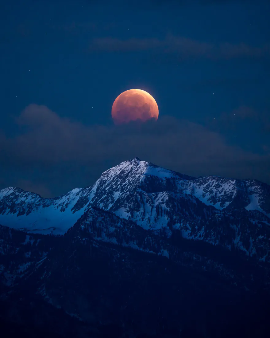 红月雪山手机壁纸｜夜空下的雪山红月背景图片 - 静谧壮阔「哲风壁纸」