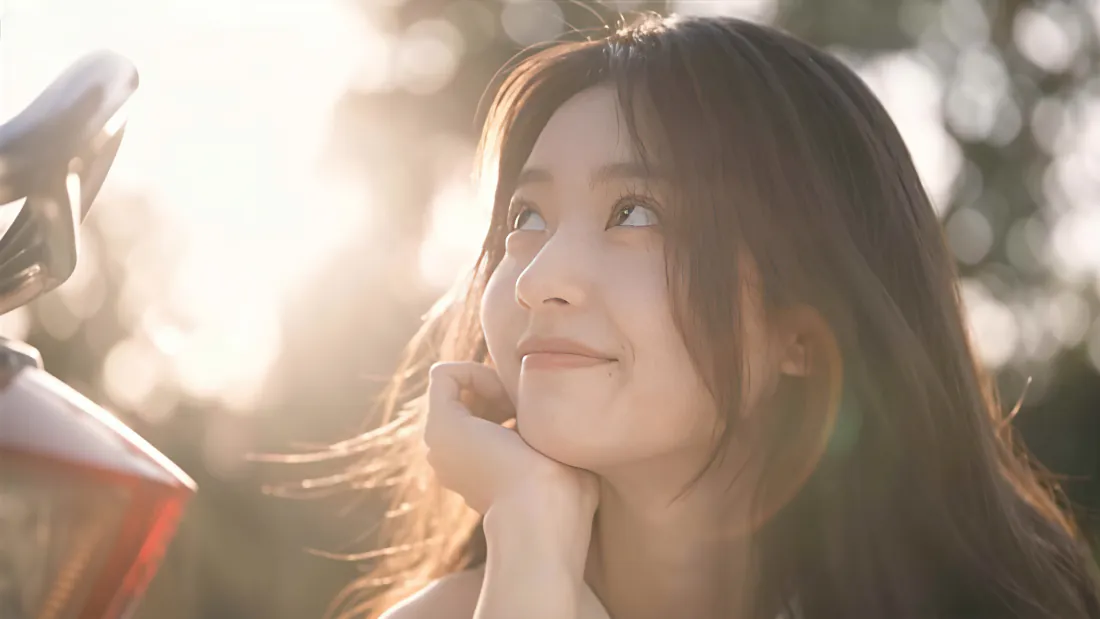 4k美女壁纸｜逆光托腮长发少女背景图片 - 清新暖调「哲风壁纸」