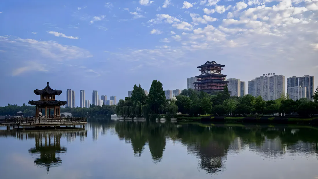 2k湖景壁纸｜湖畔古亭楼阁城市背景图片 - 清新风光「哲风壁纸」