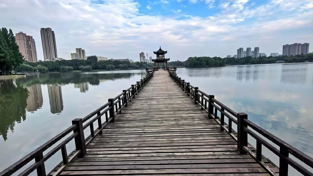 2k湖景壁纸|湖心木栈道亭台背景图片 - 清新宁静风光「哲风壁纸」 2k湖景壁纸|湖心木栈道亭台背景图片 - 清新宁静风光「哲风壁纸」