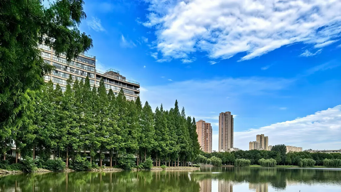 2k湖景壁纸｜湖畔树林高楼蓝天背景图片 - 清新风光「哲风壁纸」