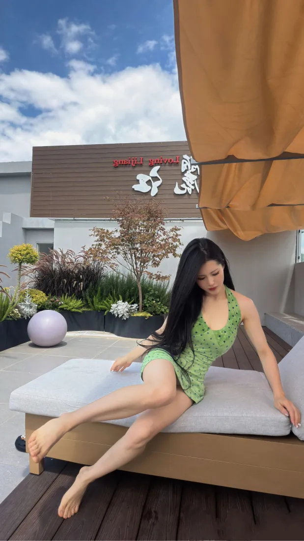 绿裙美女手机壁纸|户外露台躺椅背景图片 - 清新夏日「哲风壁纸」 绿裙美女手机壁纸|户外露台躺椅背景图片 - 清新夏日「哲风壁纸」