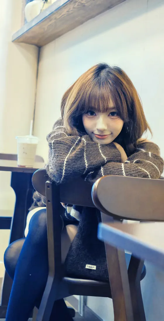 清纯少女手机壁纸｜咖啡馆休闲自拍背景图片 - 治愈温馨日常「哲风壁纸」