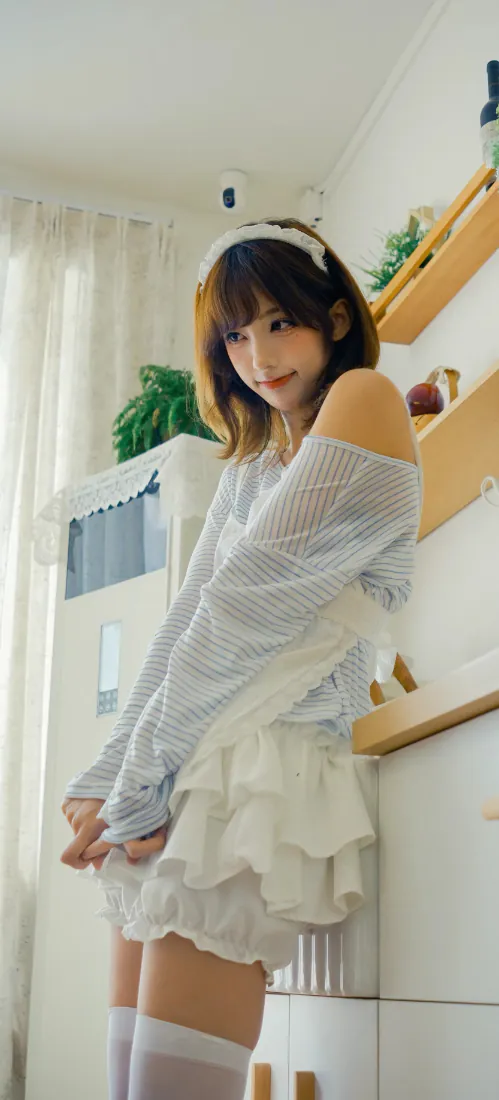 清纯少女手机壁纸｜居家露肩穿搭背景图片 - 清新治愈「哲风壁纸」