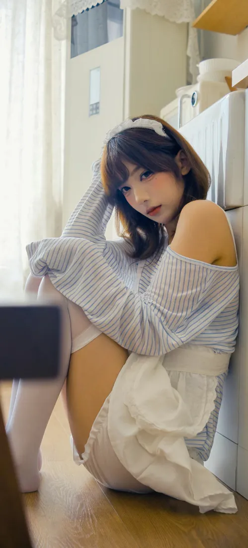 居家少女手机壁纸｜露肩针织衫室内背景图片 - 清新治愈「哲风壁纸」