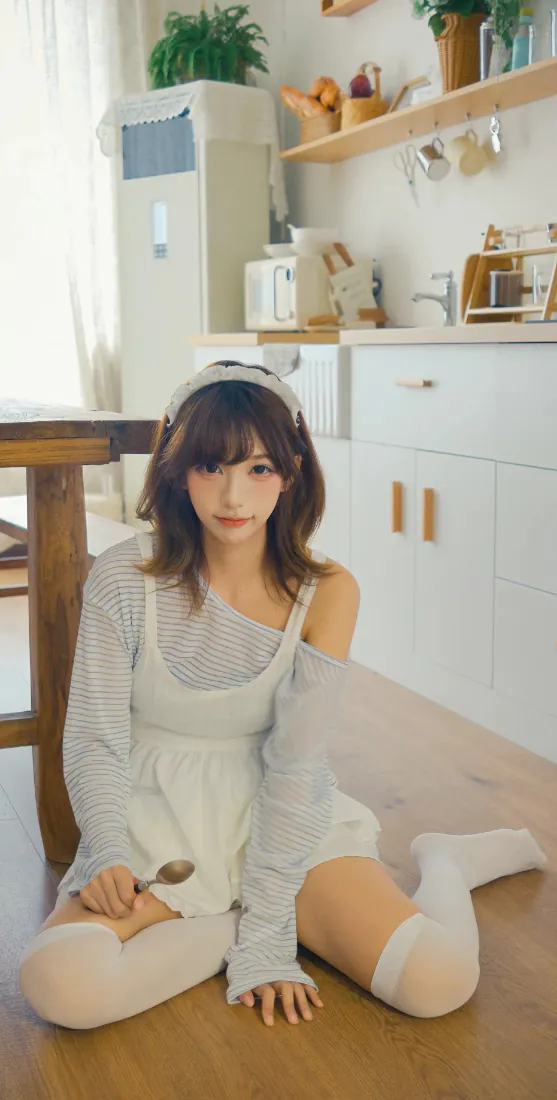 居家美女手机壁纸｜浅灰露肩穿搭居家背景图片 - 清新治愈「哲风壁纸」
