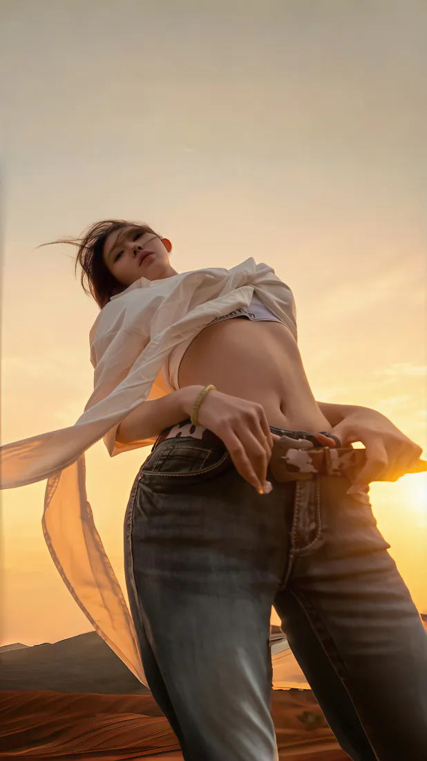 美女手机壁纸｜黄昏逆光露脐装背景图片 - 暖调氛围感写真「哲风壁纸」