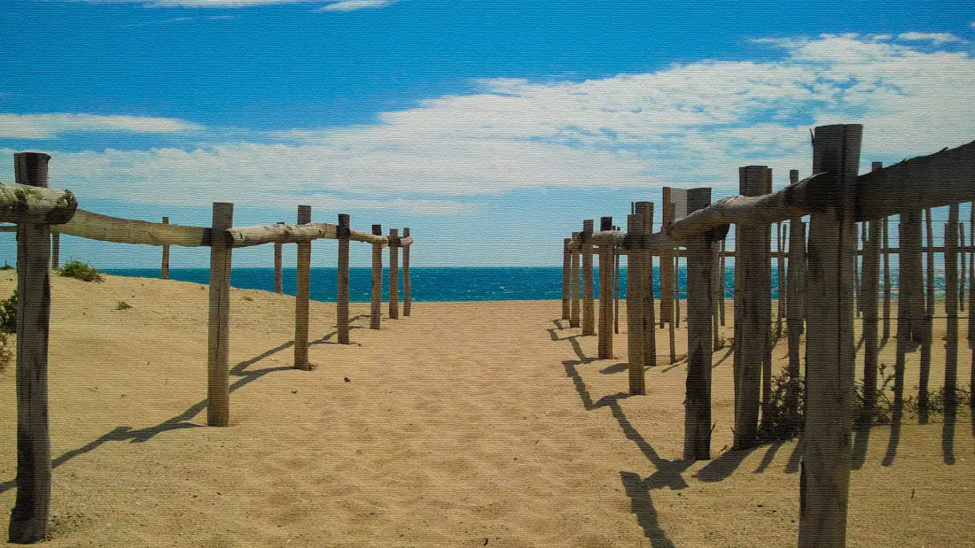 4k海滩壁纸｜沙滩木栅栏步道背景图片 - 清新海滨风光「哲风壁纸」