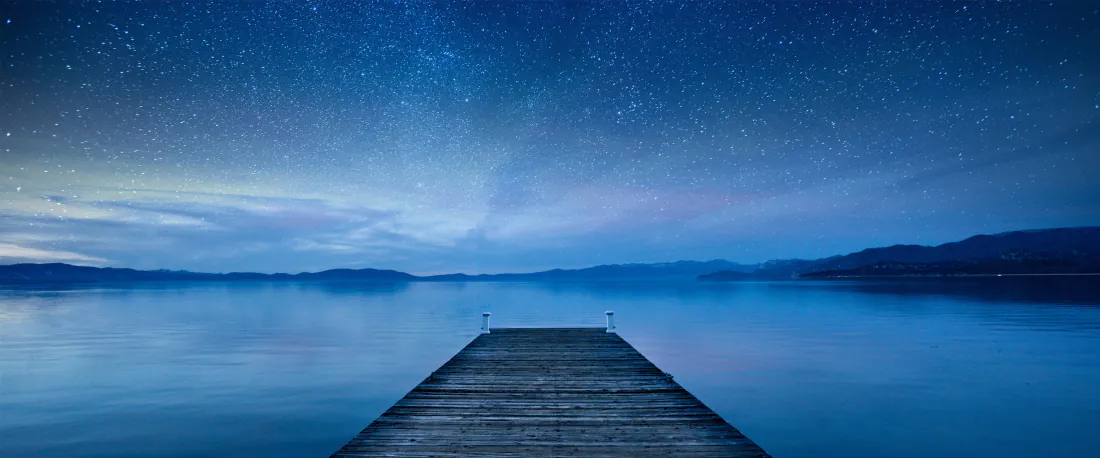 4k星空湖岸宽屏壁纸｜木栈桥湖面夜景背景图片 - 静谧治愈风光「哲风壁纸」