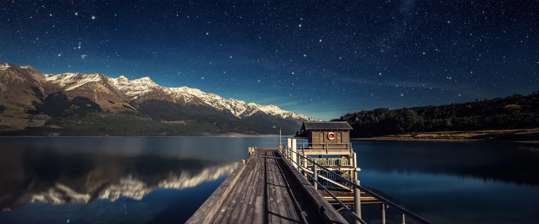 4k星空雪山湖景壁纸｜木栈桥湖面夜景背景图片 - 静谧风光「哲风壁纸」