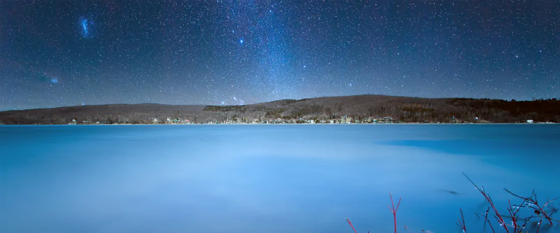4k宽屏壁纸｜星空下的蓝色湖泊岸线背景图片 - 静谧夜景「哲风壁纸」