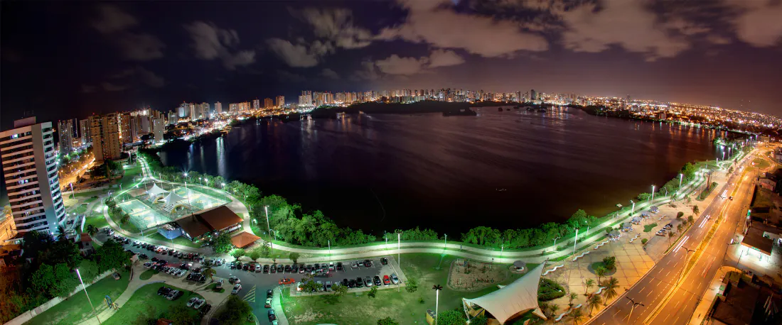 4k宽屏壁纸｜湖畔城市夜景背景图片 - 璀璨都市风光「哲风壁纸」