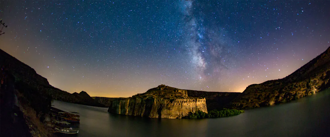 4k银河星空壁纸｜峡谷湖泊夜景背景图片 - 壮阔自然「哲风壁纸」