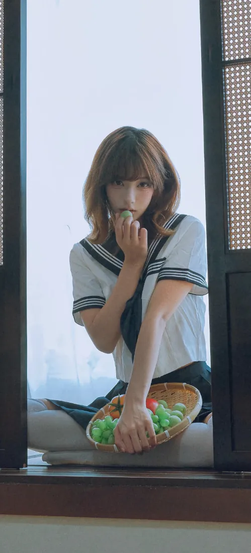 水手服少女手机壁纸｜窗边坐持果盘背景图片 - 清新治愈「哲风壁纸」