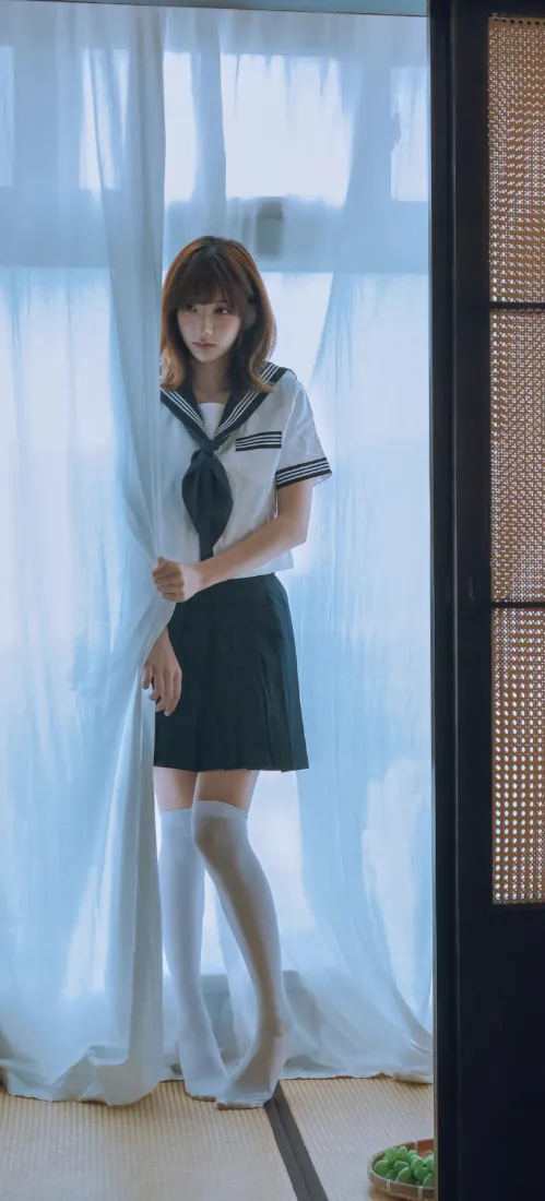水手服少女手机壁纸|窗边白纱帘前女生背景图片 - 清新治愈「哲风壁纸」 水手服少女手机壁纸|窗边白纱帘前女生背景图片 - 清新治愈「哲风壁纸」