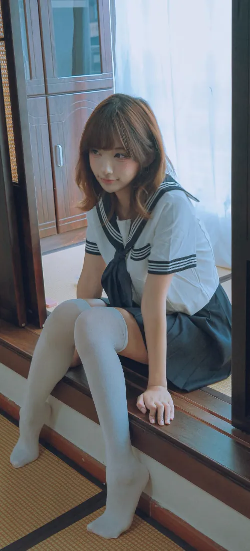 水手服少女手机壁纸|窗边台阶坐姿写真背景图片 - 清新校园风「哲风壁纸」 水手服少女手机壁纸|窗边台阶坐姿写真背景图片 - 清新校园风「哲风壁纸」
