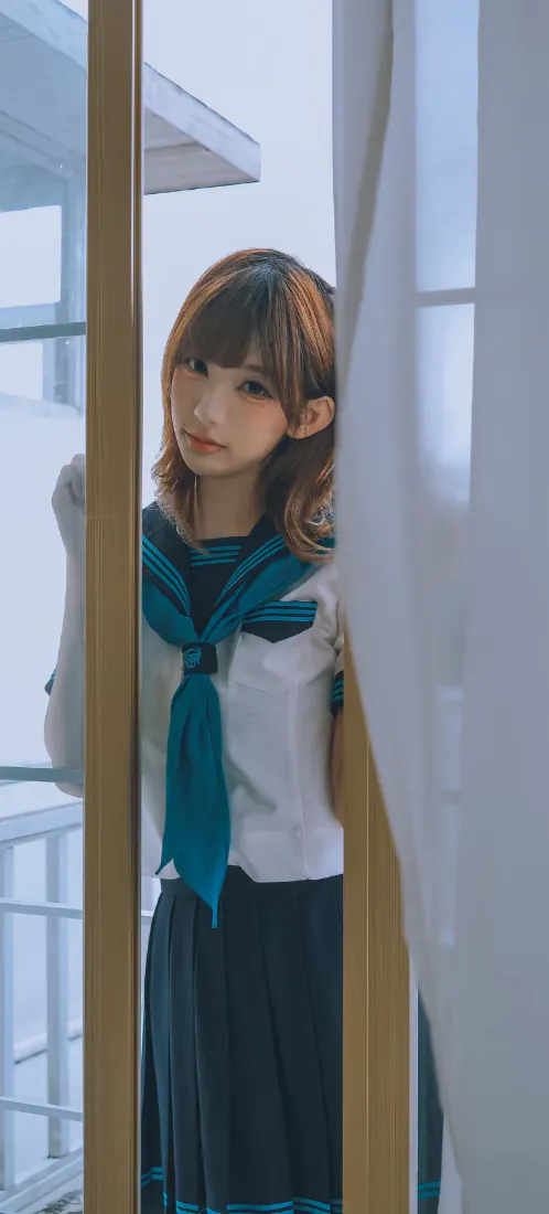 水手服少女手机壁纸｜窗边制服女生背景图片 - 清新校园风「哲风壁纸」