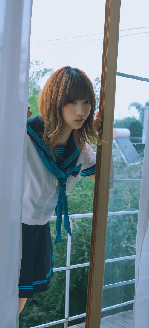 水手服少女手机壁纸|窗边探身女学生背景图片 - 清新日系「哲风壁纸」 水手服少女手机壁纸|窗边探身女学生背景图片 - 清新日系「哲风壁纸」