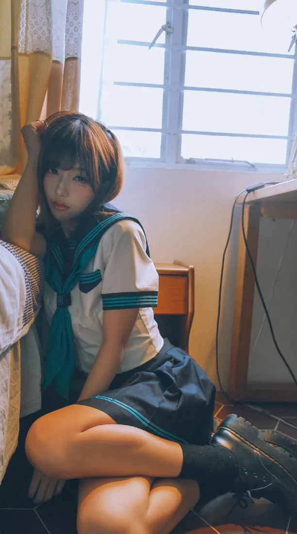 水手服少女手机壁纸｜窗边居家写真背景图片 - 复古胶片风「哲风壁纸」