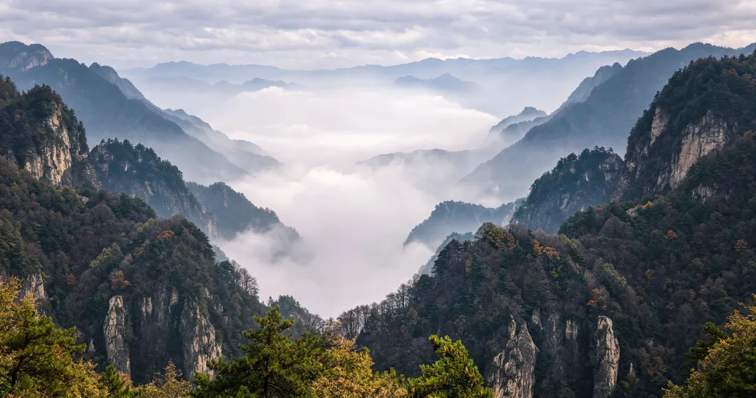 3k云海山峦壁纸｜峡谷云雾奇峰背景图片 - 壮阔自然风光「哲风壁纸」