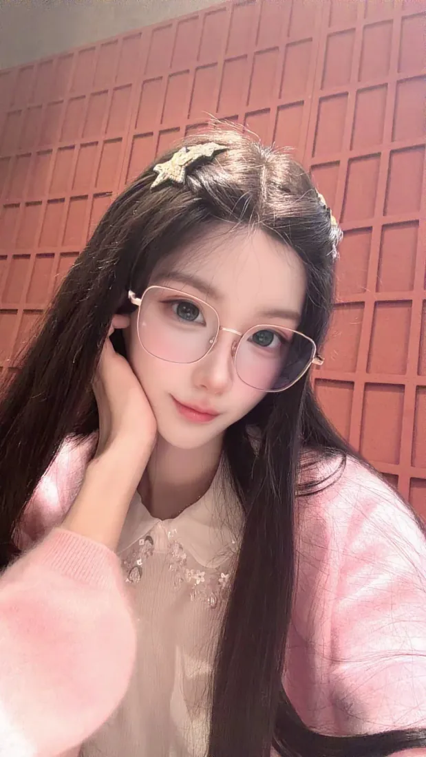 甜美女神手机壁纸｜粉衣长发托腮自拍背景图片 - 温柔甜美「哲风壁纸」